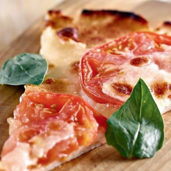 Вкусная пицца на тонком тесте