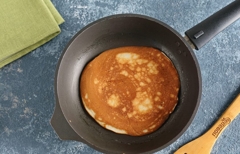 1. Этап. Пышные блинчики на кефире: Обжаривайте блинчики с двух сторон до золотистого цвета.