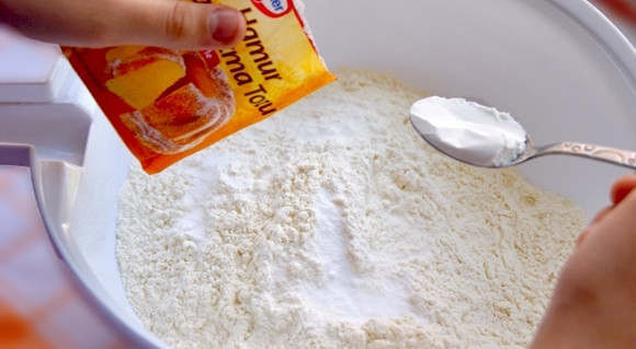 1. Этап. Торт Пирамида: В другую посуду просейте муку. Добавьте к ней ванилин, разрыхлитель и соду.