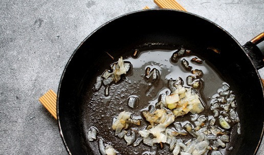 1. Этап. Закуска Малышки с тунцом: Репчатый лук порежьте и обжарьте на растительном масле до мягкости, остудите.