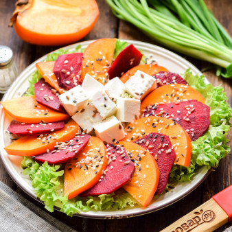 Салат с хурмой и свеклой