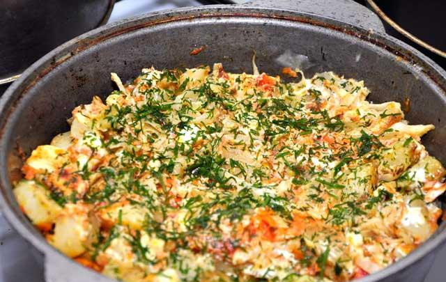 1. Этап. Сабджи с адыгейским сыром: Затем добавляем сметаны, опять все хорошенько перемешиваем. Сверху посыпаем зеленью и тушим на среднем огне около 5 минут.