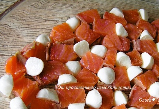 1. Этап. Кассероль с форелью и рисом: Рис залейте 250 мл воды, доведите до кипения, накройте крышкой и варите на минимальном огне до полуготовности, примерно 15 минут. Тем временем форель нарежьте небольшими кубиками, выложите в форму для запекания, смазанную маслом. Добавьте кусочки моцареллы.