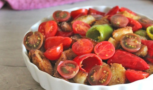 1. Этап. Салат Краски осени: Хаотично выложить половинки помидоров поверх обжаренных кусочков баклажанов и перца.