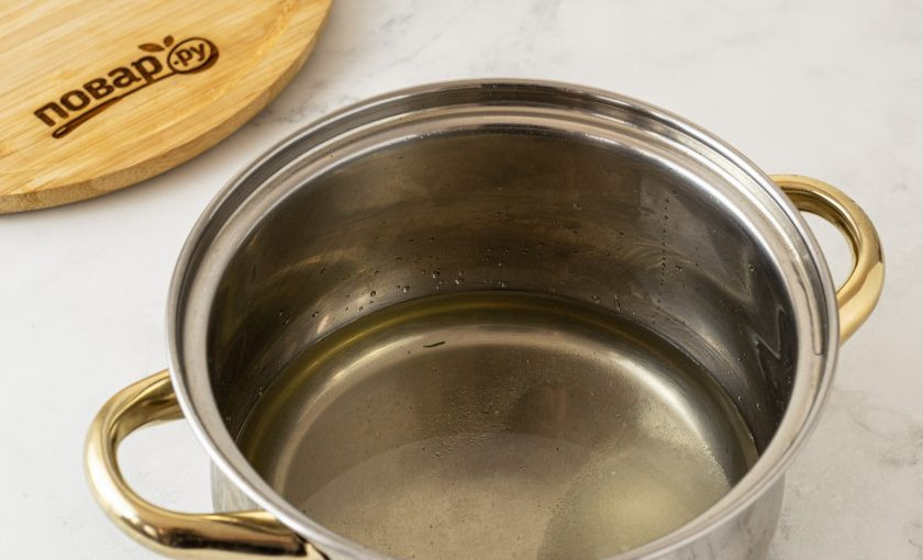 1. Этап. Помидоры с яблоками на зиму: Аккуратно слейте воду в кастрюлю. Добавьте сахар и соль, доведите до кипения. Когда они растворятся, влейте уксус и проварите еще 1 минуту.