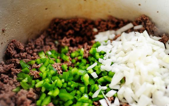 1. Этап. Американский бутерброд с говядиной: Положить лук и перец к мясу.