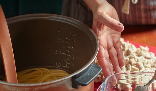 1. Этап. Тетраццини: Форму для запекания смазать сливочным маслом. Мясо нарезать средним кубиком, выложить в форму.