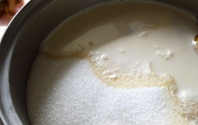 1. Этап. Творожная запеканка на кефире в мультиварке: Наливаем кефир и все тщательно размешиваем.