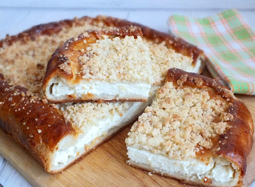 1. Этап. Татарский пирог с творогом: Подавайте пирог с любимыми напитками. Приятного аппетита!