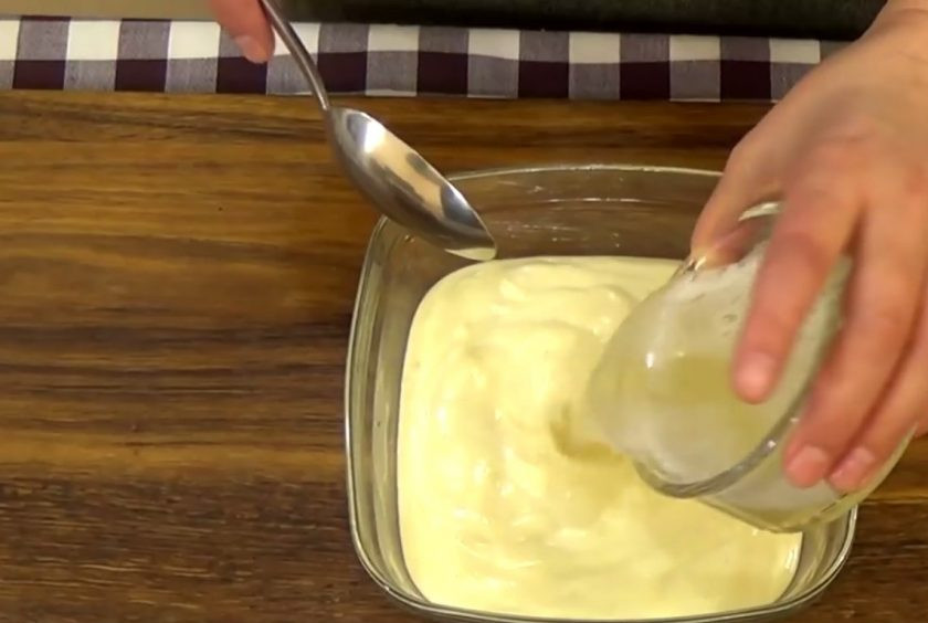 1. Этап. Салат Шуба в желе: 3. Филе сельди нарежьте небольшими кубиками. Отожмите лук от маринада и добавьте к сельди. Растопите желатин на водяной бане и добавьте к майонезу.