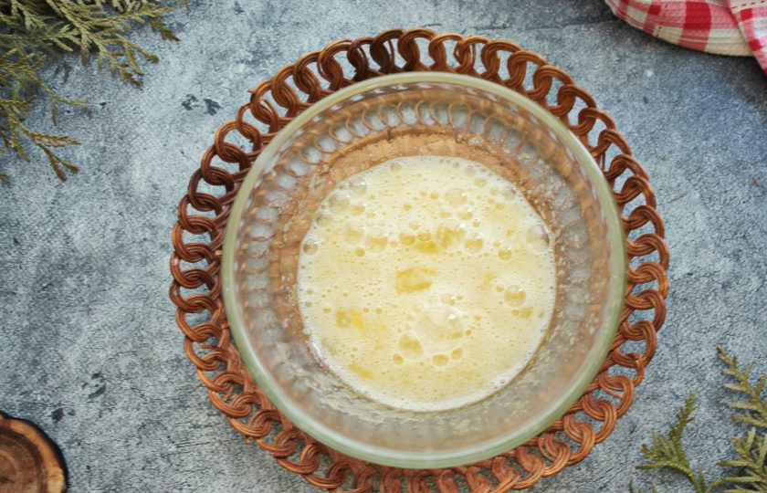 1. Этап. Шоколадные чипсы с миндалем: Яйцо разбейте в другую миску, добавьте яичный белок, сахар и перемешайте.