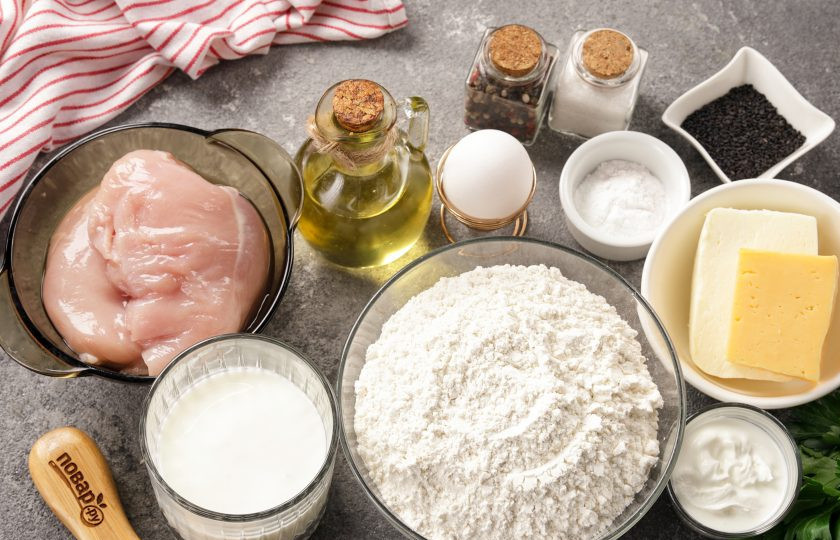 1. Этап. Бездрожжевой пирог с курицей: Подготовьте все ингредиенты по списку. Грудку предварительно промойте и обсушите. Сыр можно взять любой, который хорошо плавится.