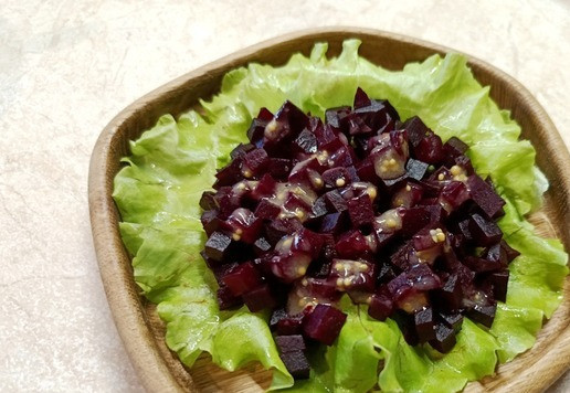 1. Этап. Салат Кутузов с индейкой: Собираем салат горкой или через сервировочное кольцо. На тарелку положить листья салата. Сверху - слой свеклы. Полить заправкой. При желании присолите.