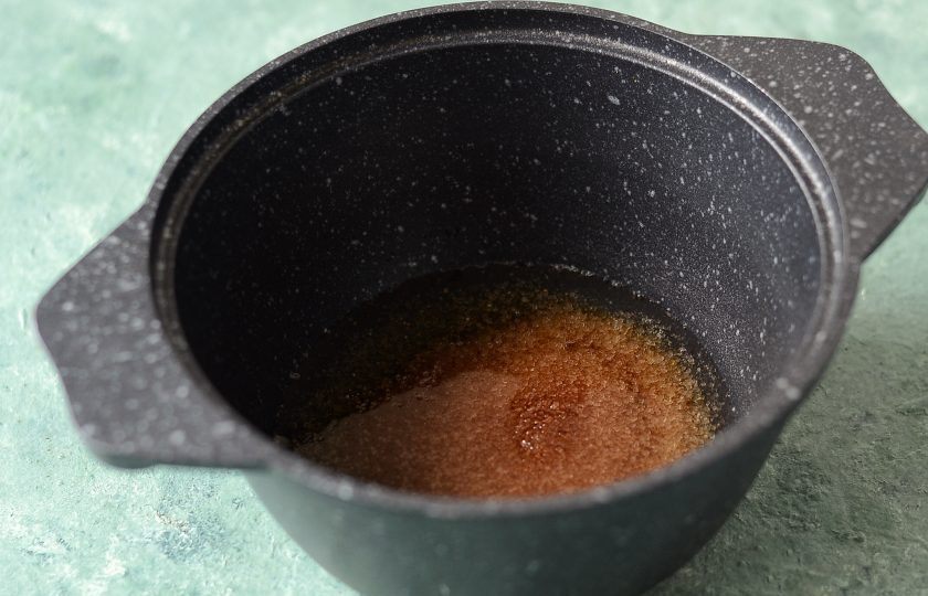 1. Этап. Лимонад из ревеня: Влейте в кастрюлю воду, добавьте сахар. Доведите до кипения. Варите, пока сахар полностью не растворится.