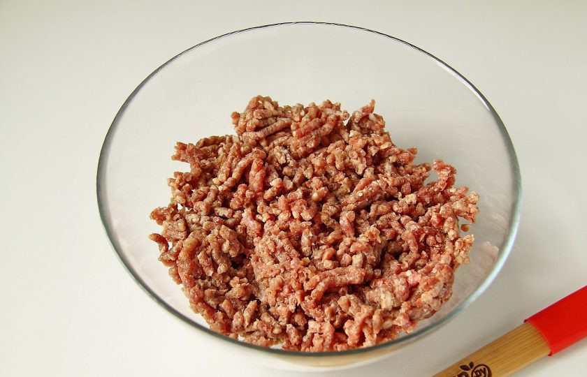 1. Этап. Тефтели в томатно-сливочном соусе: Фарш переложите в глубокую миску.