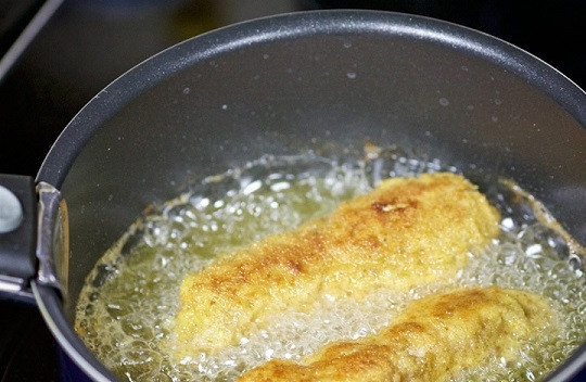 1. Этап. Рулетики мясные с разной начинкой: 17. Жарьте в большом количестве масла на среднем огне до аппетитной румяной корочки.