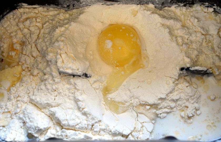 1. Этап. Сдобные розочки с ранетками: Из указанных ингредиентов замесите нежное, податливое тесто.