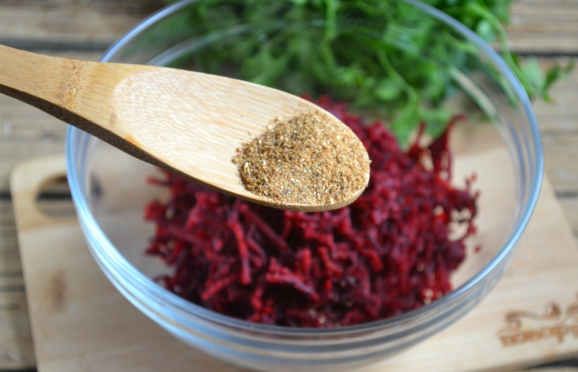 1. Этап. Свекла по-корейски: 3. В миску с натертой свеклой выдавите чеснок, всыпьте приправу для корейской моркови. Вместо этой приправы можно использовать кориандр, перец красный, перец черный, паприку в равных количествах.