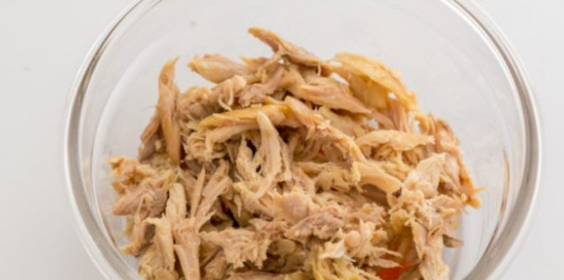 1. Этап. Холодец с курицей: 7. Поверх моркови выложите немного куриного мяса, что разобрали на тонкие волокна, залейте мясо бульоном.