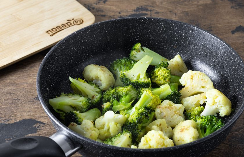 1. Этап. Цветная капуста и брокколи: Я предпочитаю не переваривать брокколи и оставлять их чуть хрустящими и зелеными. В конце сбрызнете овощи лимонным соком.