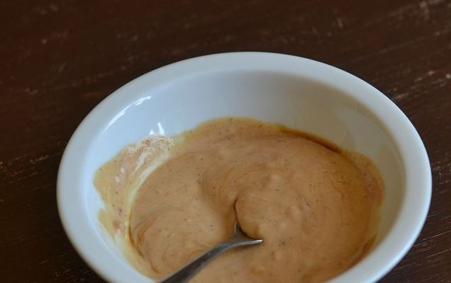 1. Этап. Маринад для шашлыка из куриных крылышек: Тщательно перемешайте маринад до полной однородности. Влейте к нему растительное масло, посолите и поперчите по вкусу. Еще раз перемешайте.