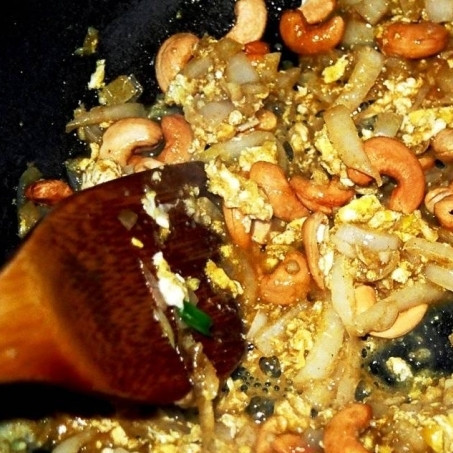 1. Этап. Рис с ананасом: Добавляем орехи кешью (по желанию), перемешиваем и жарим еще 30 секунд.