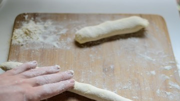 1. Этап. Вареники творожные ленивые: Тесто поделить на части и раскатать колбаски.