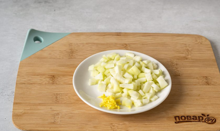 1. Этап. Панкейки с грушей: Имбирь мелко порубите, грушу очистите от кожуры и нарежьте на маленькие кубики.