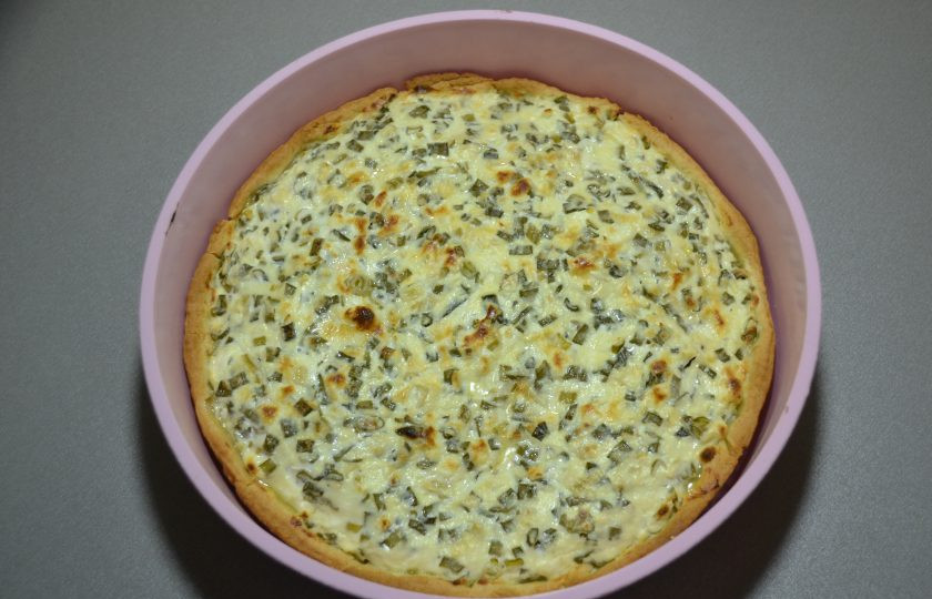 1. Этап. Пирог с зеленым луком и творогом: Готовому пирогу дайте охладиться 10-15 минут, прежде чем извлечь его из формы.