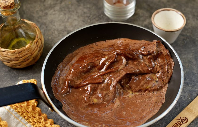 1. Этап. Шоколадно-кофейный омлет: Смажьте разогретую сковороду растительным маслом, вылейте омлетно-кофейную массу. Жарьте на тихом огне, отодвигайте готовый омлет силиконовой лопаткой в сторону.