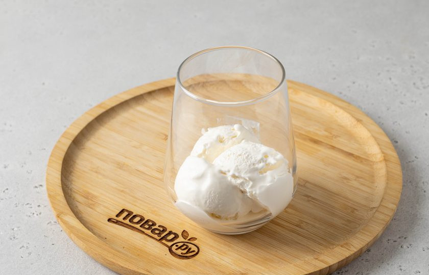 1. Этап. Матча Аффогато: В стакан для подачи выложите мороженое.