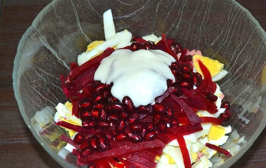 1. Этап. Салат из свеклы и граната: 6. Очистите зерна граната от кожуры и пленок. Часть оставьте для украшения, остальное добавьте в салат. Выложите майонез или йогурт.
