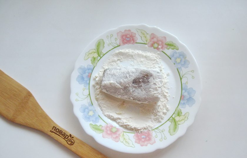 1. Этап. Минтай по-гречески: Каждый кусочек минтая посолите и обваляйте в муке.