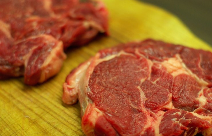 1. Этап. Антрекот из говядины: Промываем наши кусочки мяса, просушиваем. Удаляем лишний жир, пленочки. Можно удалить кости.