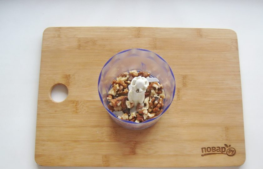1. Этап. Заварной крем с орехами: Грецкие орехи немного поджарьте на сковороде или накалите в духовке. Выложите в блендер.