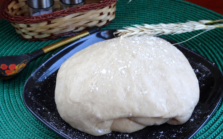1. Этап. Дрожжевое тесто на кефире для пирожков: Через час тесто существенно увеличится в объеме. Обминаем его руками. Готово!
