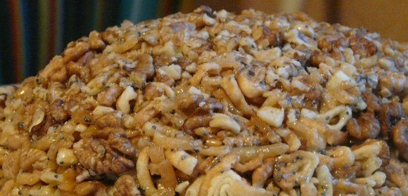 1. Этап. Чак-чак с медом: Выкладываем чак-чак на тарелку и присыпаем измельченными орехами. Смоченными в воде руками прижмите чак-чак, теперь он должен остыть. Приятного аппетита!