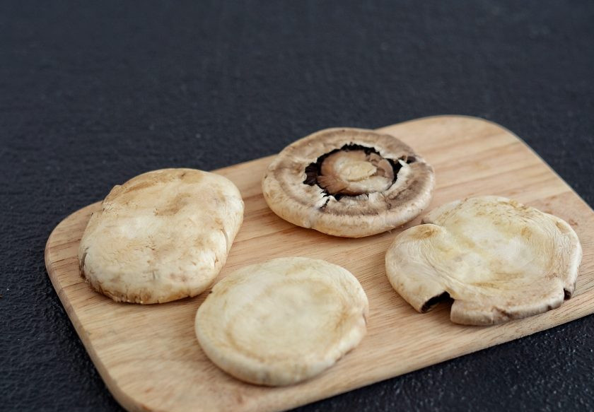 1. Этап. Грибные отбивные: Раздавите шляпки грибов между двух разделочных досок до плоских стейков.