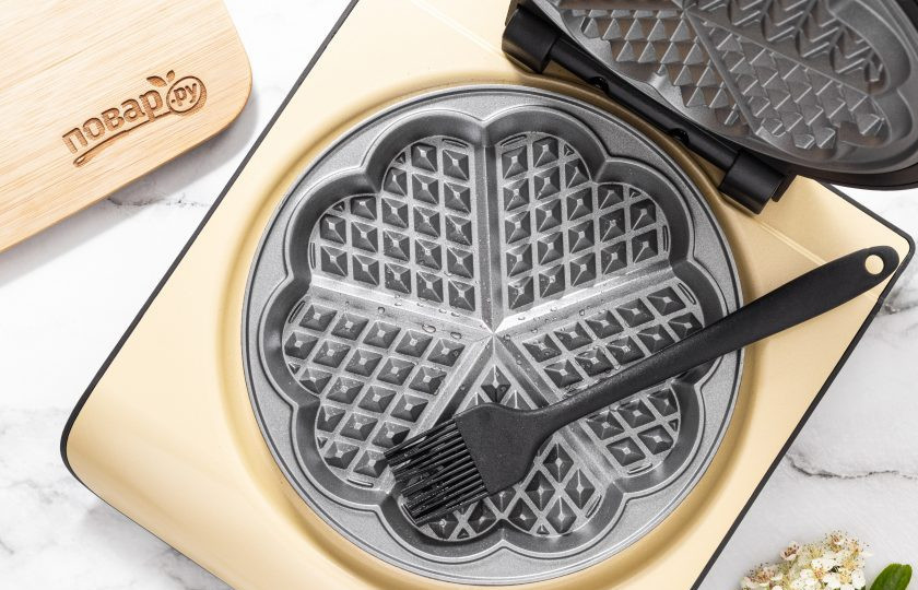 1. Этап. Вафли из киноа: Разогрейте вафельницу. Смажьте панели растительным маслом.