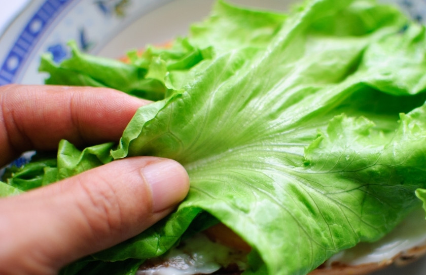 1. Этап. Сэндвич с колбасой: Сверху положите листья салата.