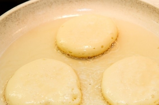 1. Этап. Пышные оладьи на кислом молоке без дрожжей: 7. Переворачивайте аккуратно, специальной лопаточкой, после образования красивой золотой корочки.