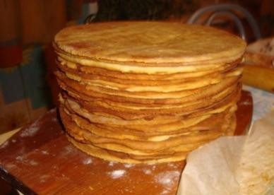 1. Этап. Торт Пизанская башня: 14. Складываем все коржи один на один.