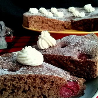 Бисквитный пирог с вишней