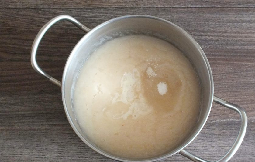 1. Этап. Груши со сгущенным молоком на зиму: В массу добавьте сгущенное молоко, сахар и лимонную кислоту. Перемешайте. Поставьте на огонь, доведите до кипения. Прикройте крышкой и на умеренном огне проварите 5 минут.