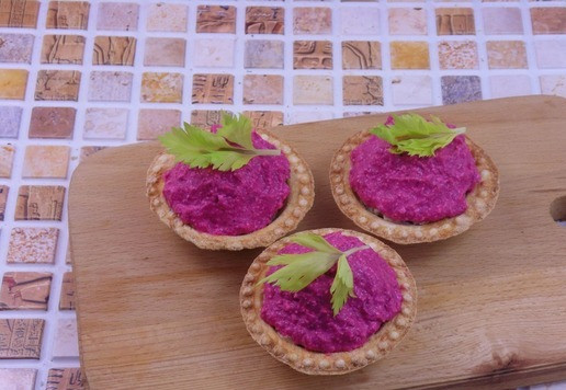 1. Этап. Тарталетки с тунцом и свекольным паштетом: Украсить зеленью.