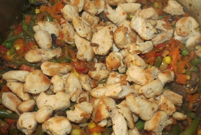 1. Этап. Мексиканская смесь: 13. Накрываю крышкой сковороду, готовлю до мягкости всех овощей, в самом конце добавляю куриное филе.