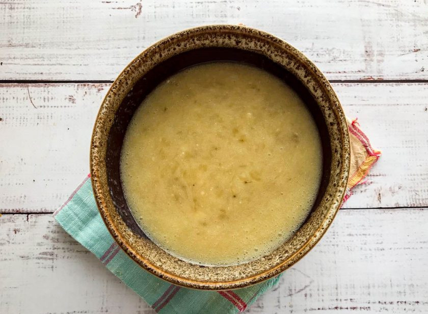 1. Этап. Банановые пряники: Влейте лимонный сок и хорошо все перемешайте.