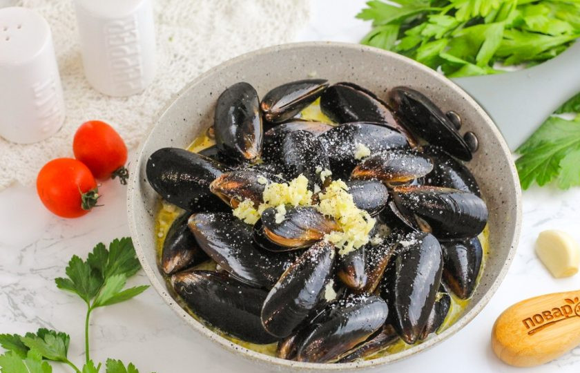 1. Этап. Мидии в сливочно-чесночном соусе: Спрессуйте в емкость чеснок через специальный гаджет или нарежьте его мелко-мелко. Добавьте к мидиям вместе с солью. Если свежего чеснока нет в наличии, то используйте молотый сушеный чеснок.