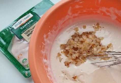 1. Этап. Толстые блины с ветчиной: В тщательно перемешенное тесто добавляем растительное масло, лук и соду, перемешиваем и больше не трогаем.