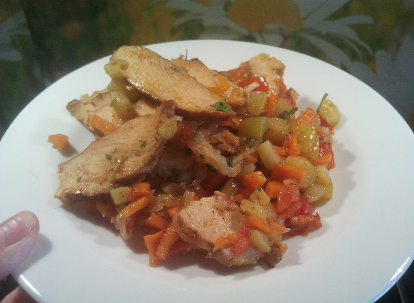 1. Этап. Рагу с копченой куриной грудкой и кабачком: Пробуем на соль, добавляем петрушку. Украшаем.